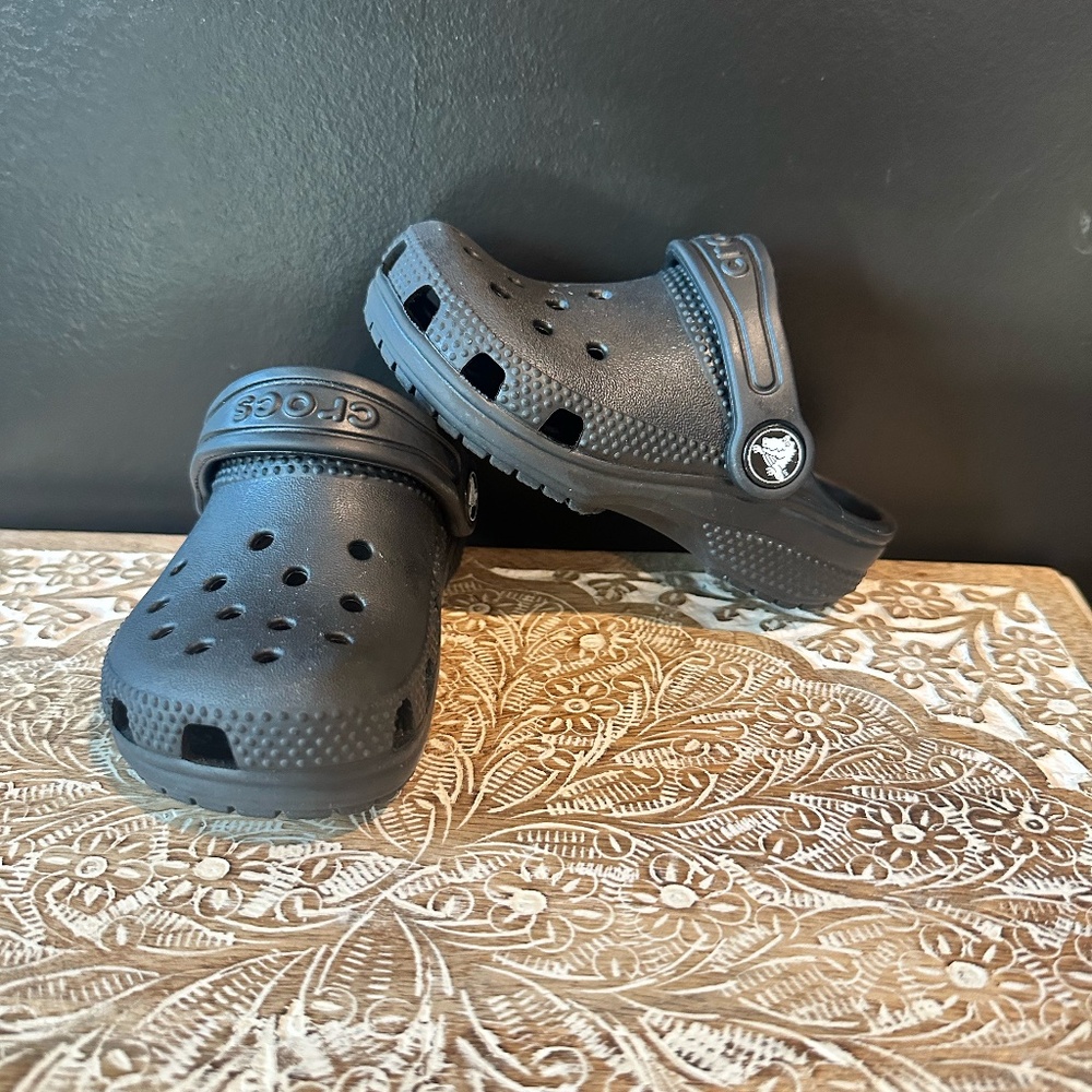 Toddler Crocs - Size 7 (Black Classic Clogs)